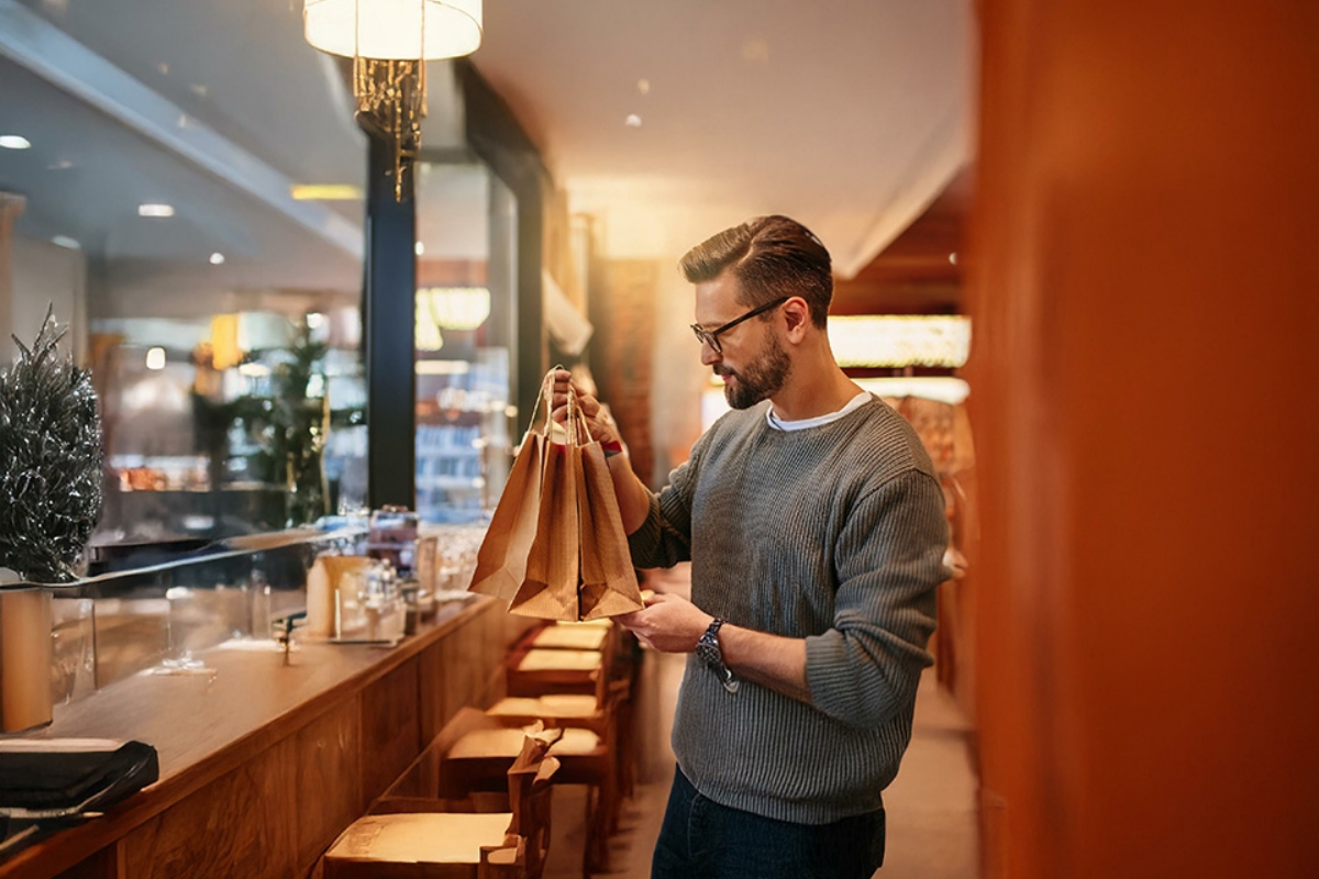 © YiuCheung - stock.adobe.com Mann mit Papiertüten