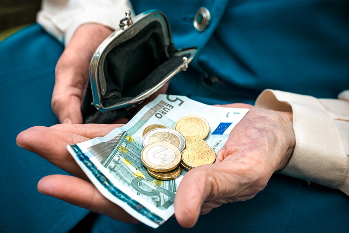 © Alexander Raths - stock.adobe.com Person mit Bargeld