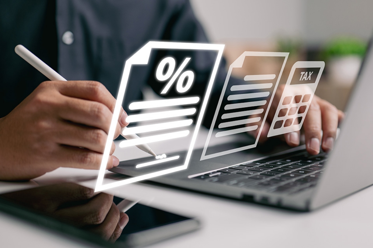 © ipuwadol - stock.adobe.com Person arbeitet am Laptop
