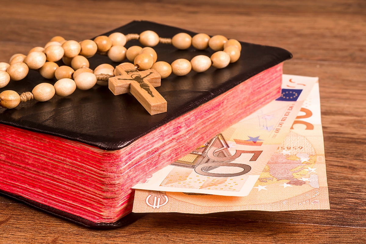 © GieZetStudio - stock.adobe.com Bibel und Geldscheine