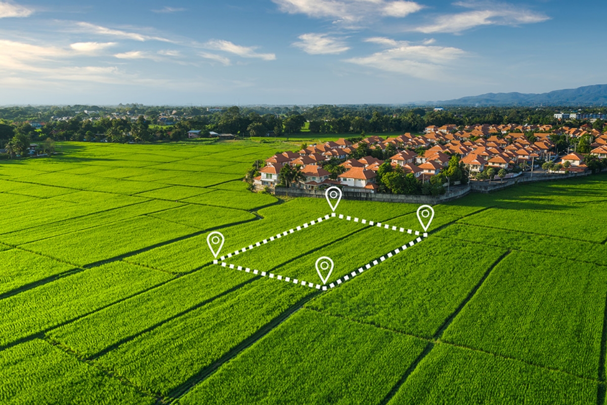 © DifferR - stock.adobe.com Feld mit aufgezeichneten Grundstück