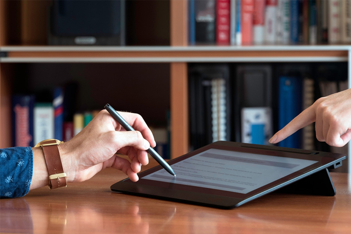 © katja - stock.adobe.com Personen bedienen Tablet