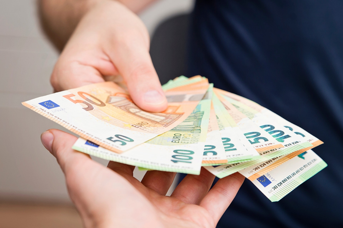 © Birute - stock.adobe.com Geldübergabe