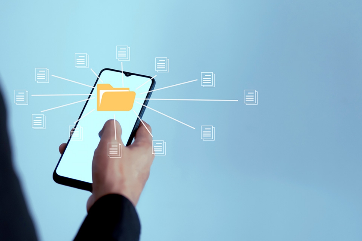 © K2Kstock - stock.adobe.com Mobiltelefon mit Akten Icon